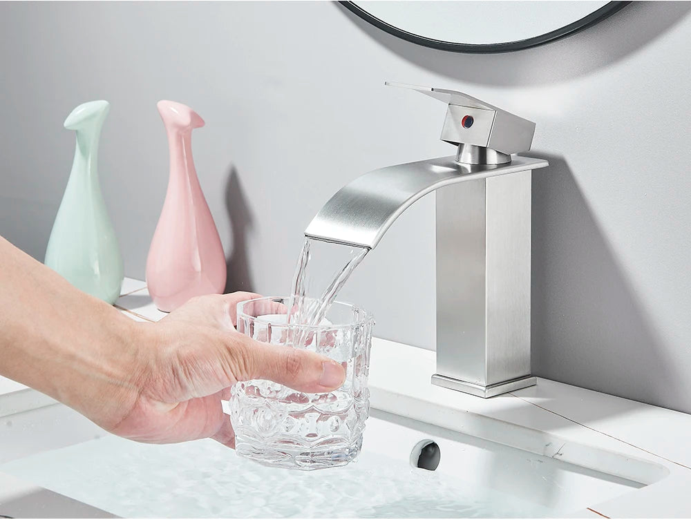 Robinet de Lavabo Doré Brossé, Élégant Robinet Cascade pour Salle de Bain, Mitigeur Monocommande en Laiton à Fixation sur Plan