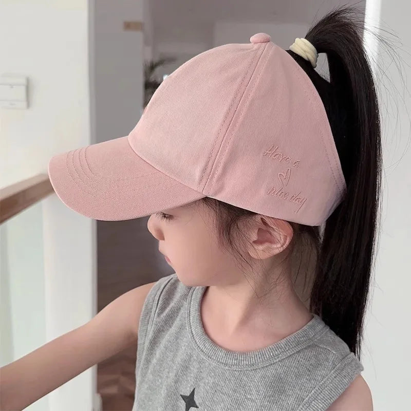 Casquettes de Baseball pour Enfants Garçons Filles Chapeau de Soleil Cœur Creux Amour Chapeaux à Queue de Cheval Haute Casquettes de Baseball Réglables pour Enfants de 4 à 12 Ans
