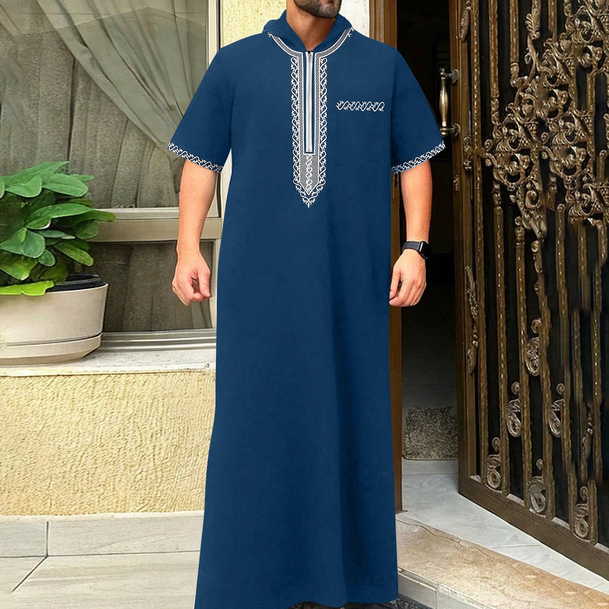 Kurzärmeliger, bestickter muslimischer Kapuzen-Thobe mit Brusttasche, lässiger arabischer Stil, traditionelle Gandoura-Gebetskleidung für Herren