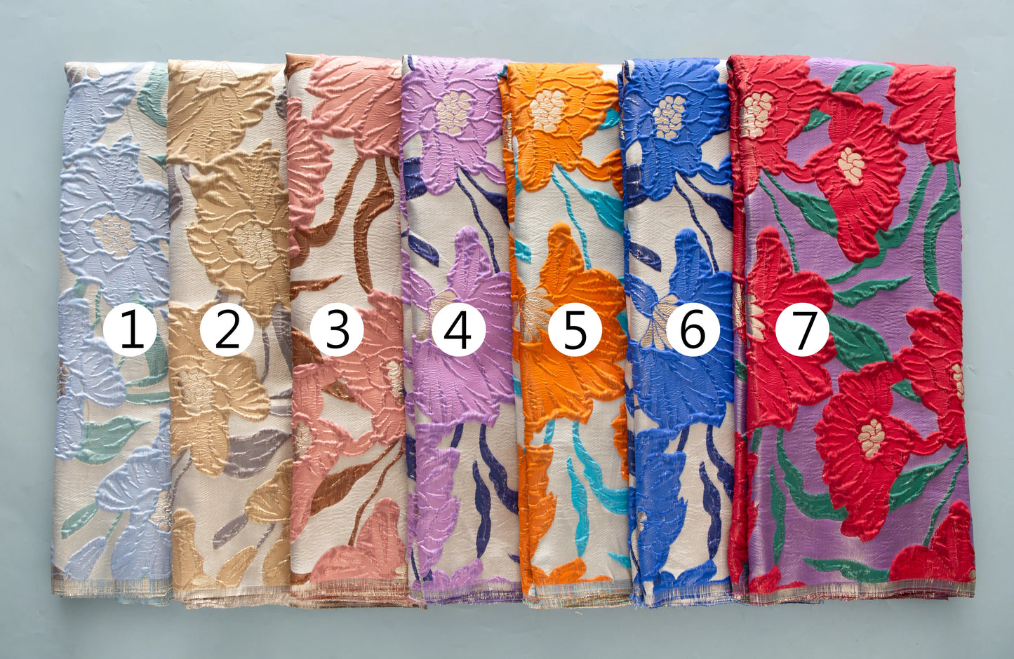Lebendiger orangefarbener geblümter afrikanischer Jacquard-Spitzenstoff – weiße Basis mit blauen Akzenten für Mode und Handwerk
