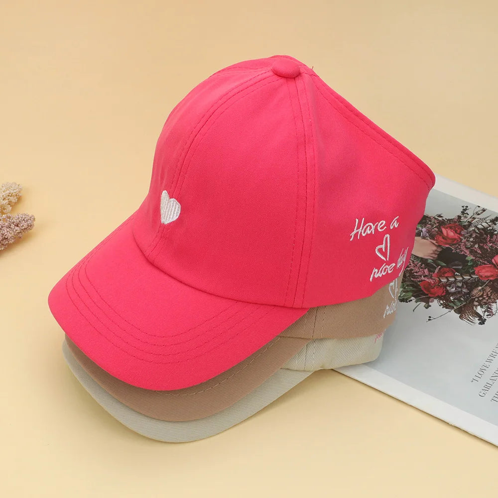 Casquettes de Baseball pour Enfants Garçons Filles Chapeau de Soleil Cœur Creux Amour Chapeaux à Queue de Cheval Haute Casquettes de Baseball Réglables pour Enfants de 4 à 12 Ans