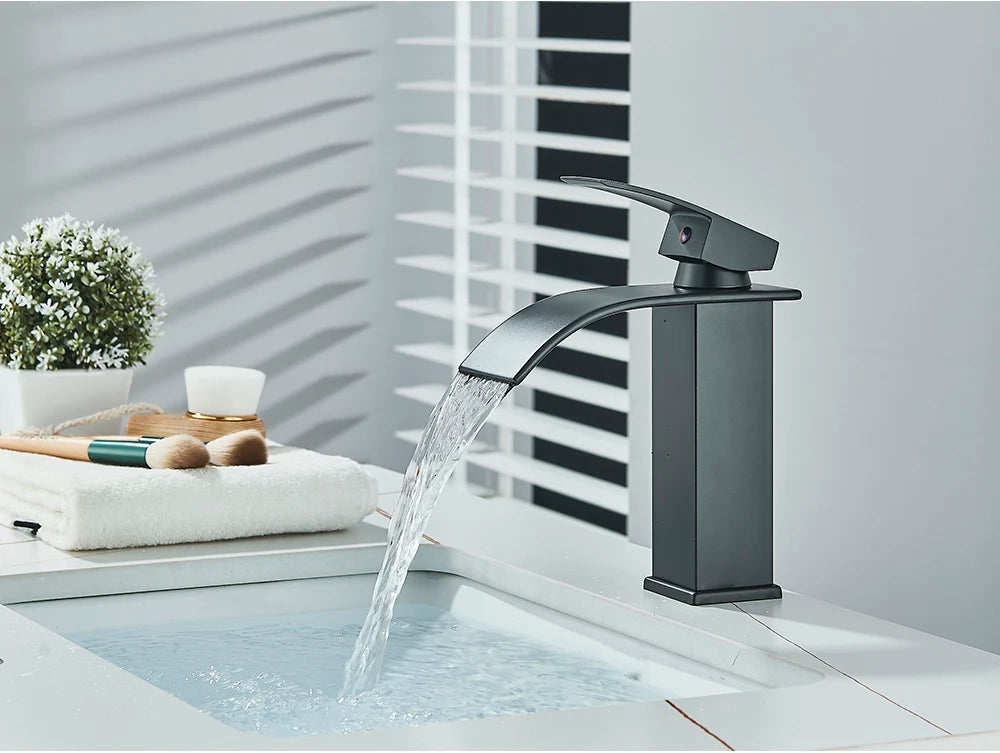 Robinet de Lavabo Doré Brossé, Élégant Robinet Cascade pour Salle de Bain, Mitigeur Monocommande en Laiton à Fixation sur Plan