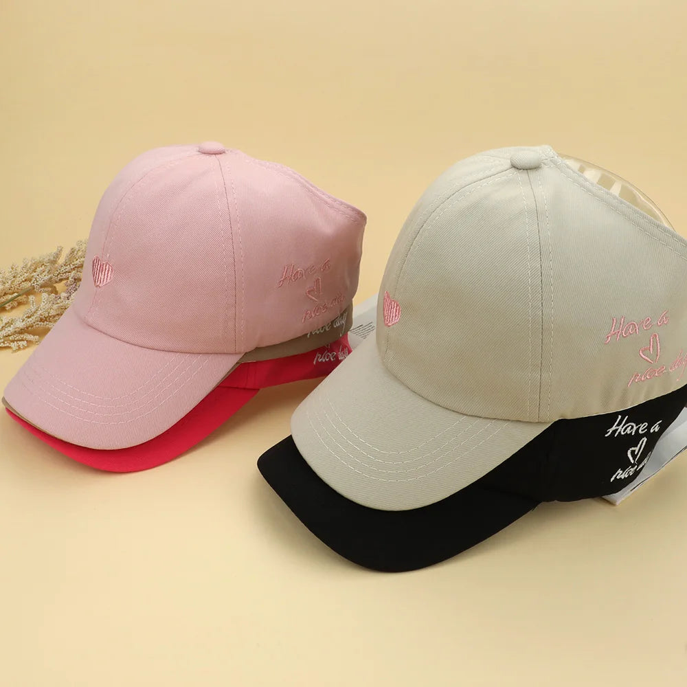 Casquettes de Baseball pour Enfants Garçons Filles Chapeau de Soleil Cœur Creux Amour Chapeaux à Queue de Cheval Haute Casquettes de Baseball Réglables pour Enfants de 4 à 12 Ans