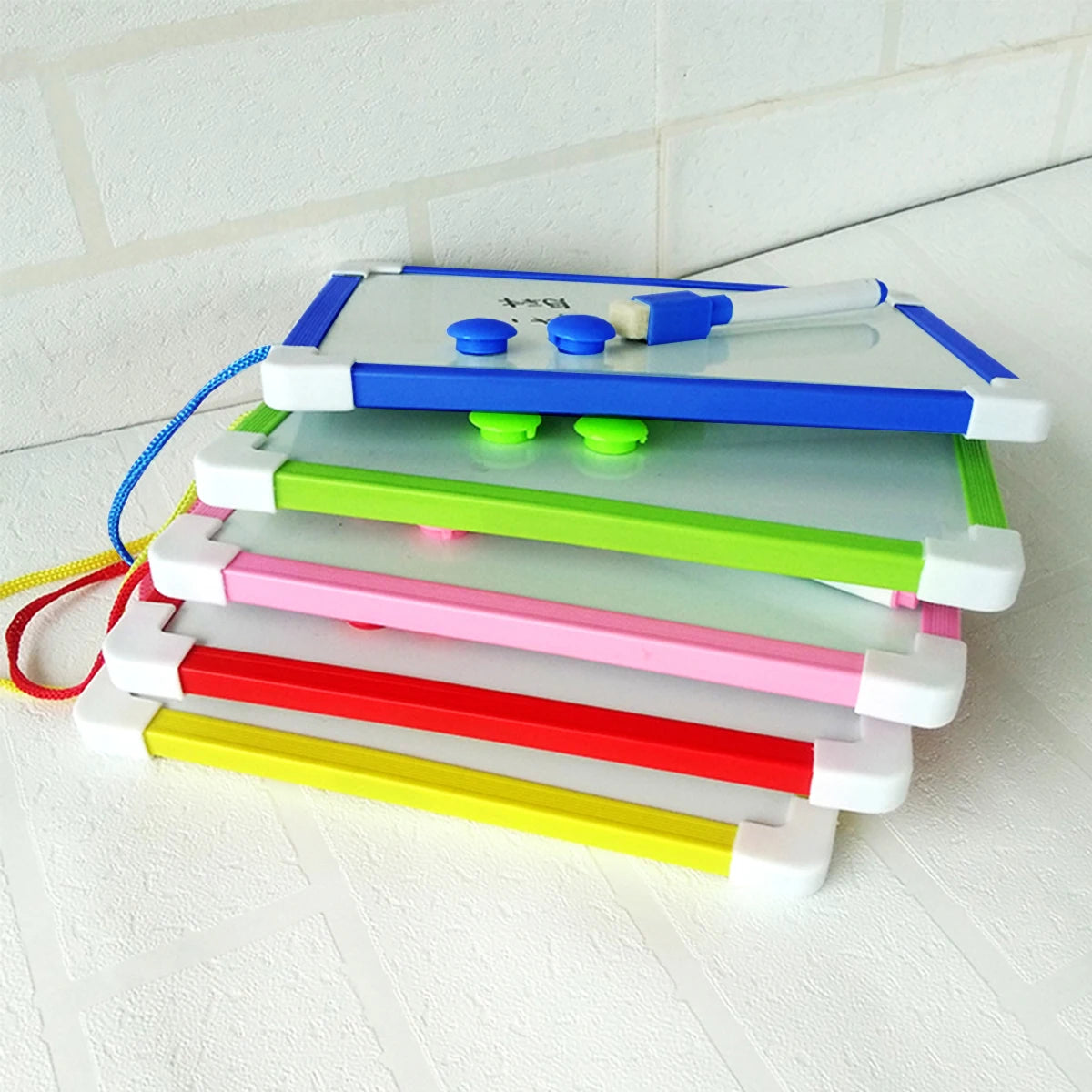 Tableau blanc magnétique pour enfants 20.5*15.6cm, 5 couleurs de cadre, mini tableau de dessin effaçable à sec, petites ardoises suspendues avec stylo