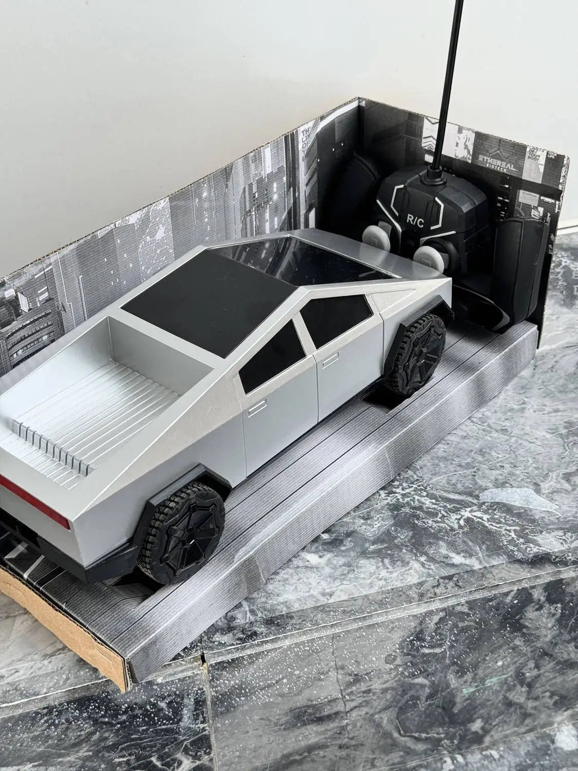 1:12 RC Cybertruck Geländewagen Batmobil RC Auto Simulation Pickup Truck Simulation Sammlermodell Kinderspielzeug Jungen Geschenk
