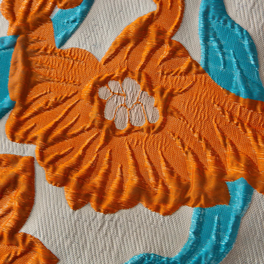 Lebendiger orangefarbener geblümter afrikanischer Jacquard-Spitzenstoff – weiße Basis mit blauen Akzenten für Mode und Handwerk