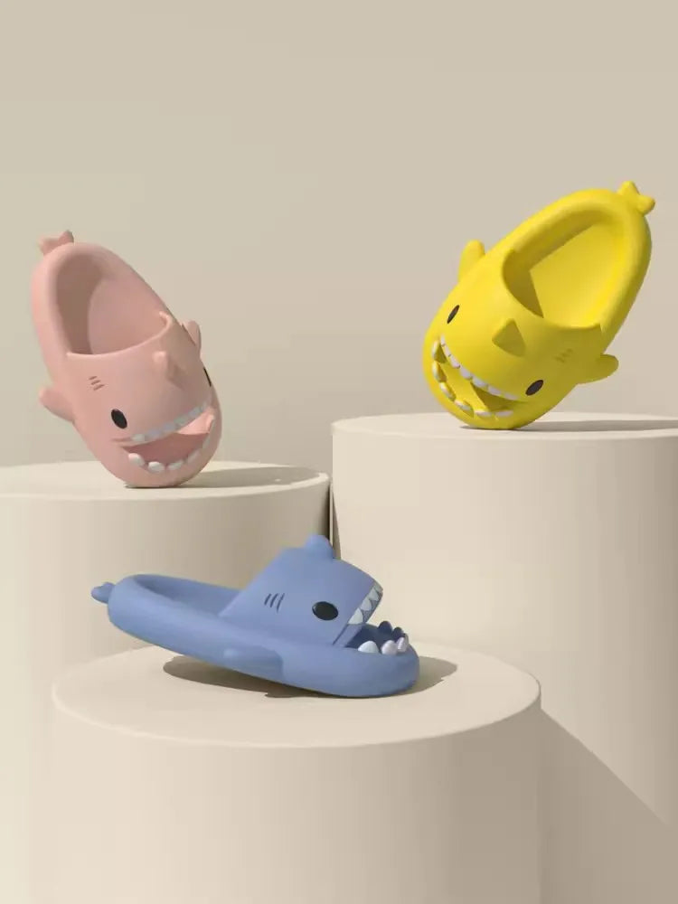 Chaussons de requin pour femmes adultes enfants salle de bain antidérapants EVA sandales d'extérieur pour hommes tongs de plage couples sandales à semelles épaisses