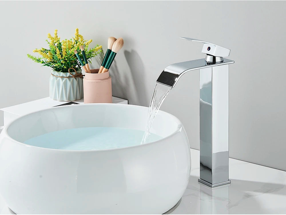 Robinet de Lavabo Doré Brossé, Élégant Robinet Cascade pour Salle de Bain, Mitigeur Monocommande en Laiton à Fixation sur Plan