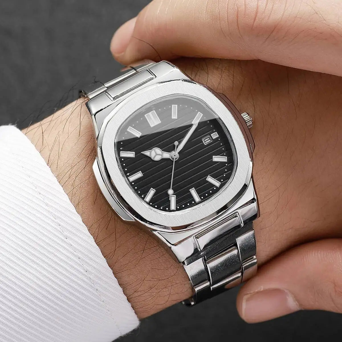 Montre de Luxe pour Homme, Cadran Carré Tendance, Bracelet en Acier Inoxydable, Mouvement à Quartz avec Calendrier (Sans Boîte)