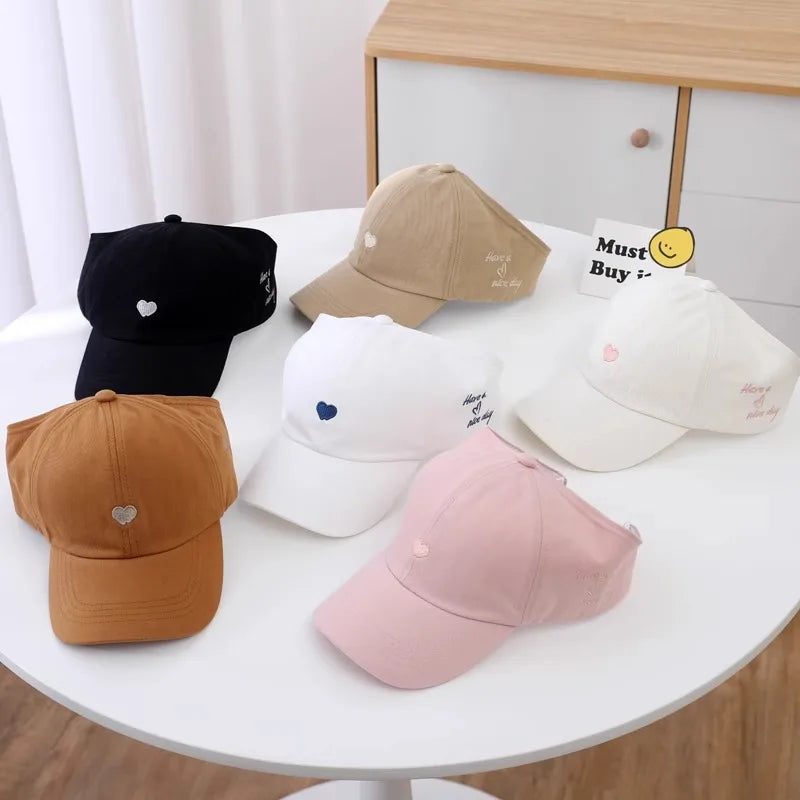 Casquettes de Baseball pour Enfants Garçons Filles Chapeau de Soleil Cœur Creux Amour Chapeaux à Queue de Cheval Haute Casquettes de Baseball Réglables pour Enfants de 4 à 12 Ans