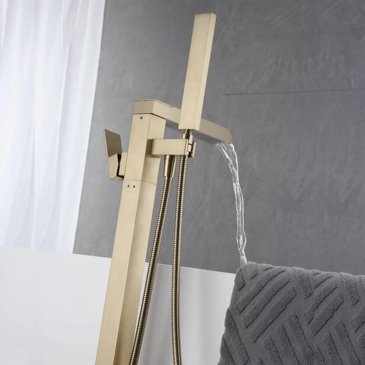 KEMAIDI Freistehender Badewannenarmatur Wannenfüller Hochleistungs-Wasserfall-Badewannenfüller Gebürstete Gold-Badewannenarmaturen mit Handbrause Wasserhahn