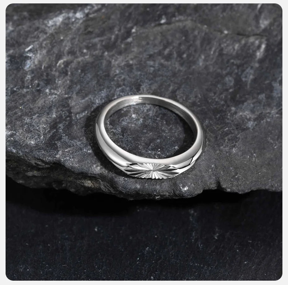Vnox versilberter Edelstahlring für Herren, Ringe mit Blumenmuster und elliptischer Oberfläche 4 x 9,2 mm, minimalistischer Ring, modische Geschenke