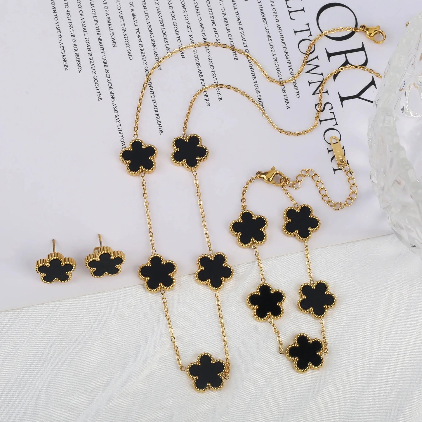 Heiße Schmuckverkäufe Edelstahl Fünfblumen-Halskette Armband Ohrringe Set Damenschmuck mit hohem Anspruch Kleeblatt Schmuck Party