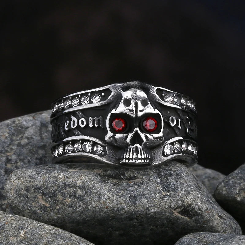 Livraison gratuite Bague homme en acier inoxydable 316L motif crâne avec zircon rouge Bijoux amulettes Cadeau pour petit ami style Punk Rock Vintage 2023 Nouveauté
