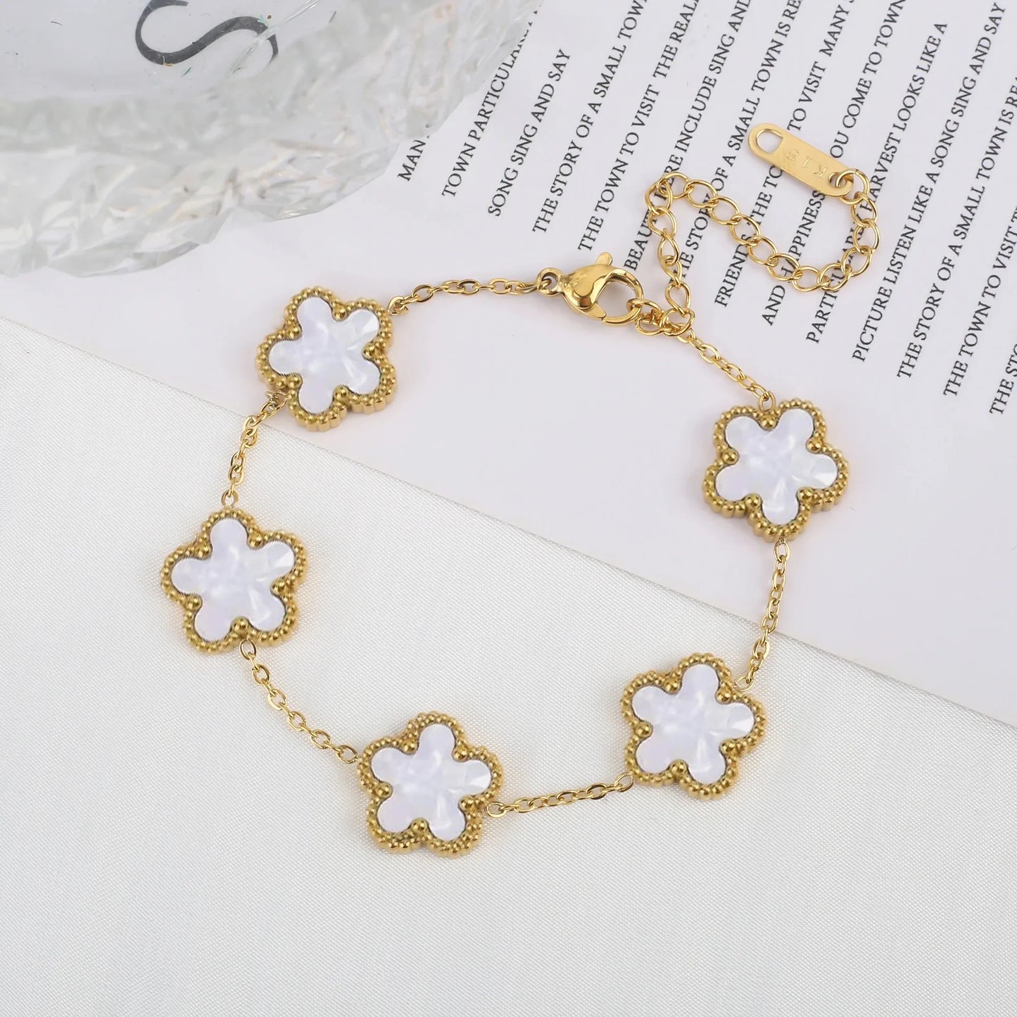 Heiße Schmuckverkäufe Edelstahl Fünfblumen-Halskette Armband Ohrringe Set Damenschmuck mit hohem Anspruch Kleeblatt Schmuck Party