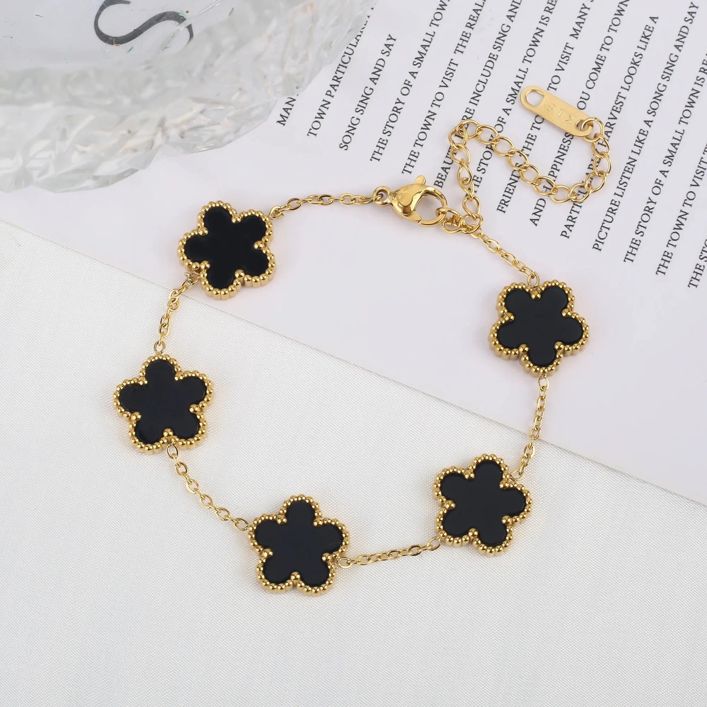 Heiße Schmuckverkäufe Edelstahl Fünfblumen-Halskette Armband Ohrringe Set Damenschmuck mit hohem Anspruch Kleeblatt Schmuck Party