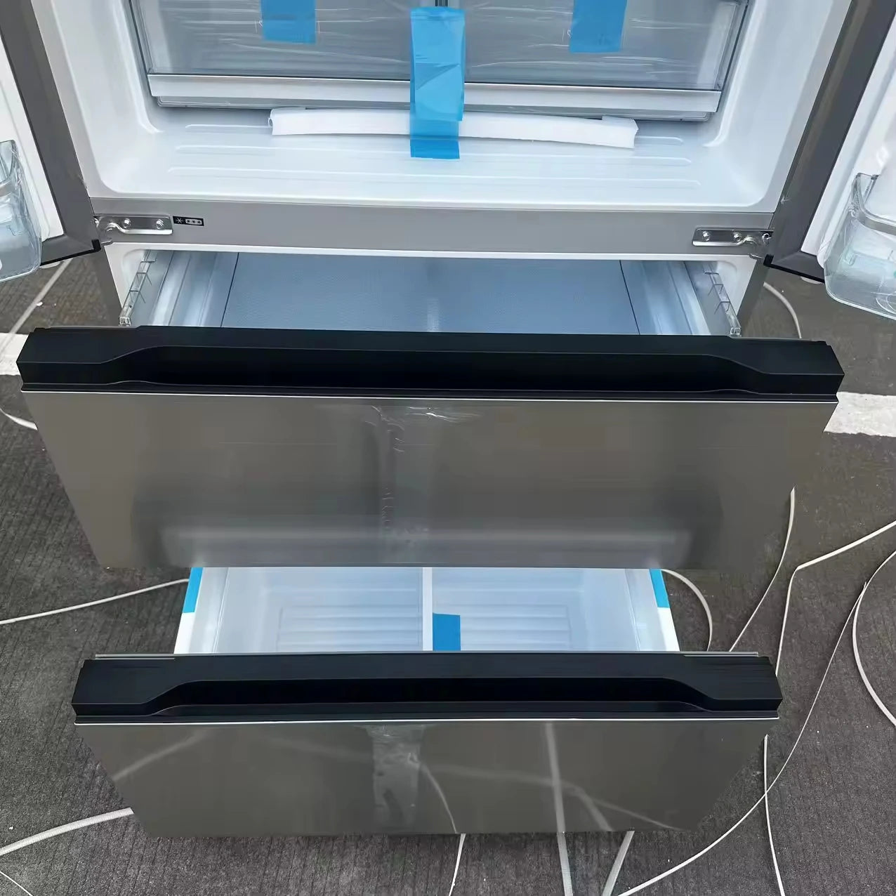 Réfrigérateur et congélateur 4 portes à battants français Smart 628L 2025 - Appareil côte-à-côte intelligent avec distributeur de glaçons