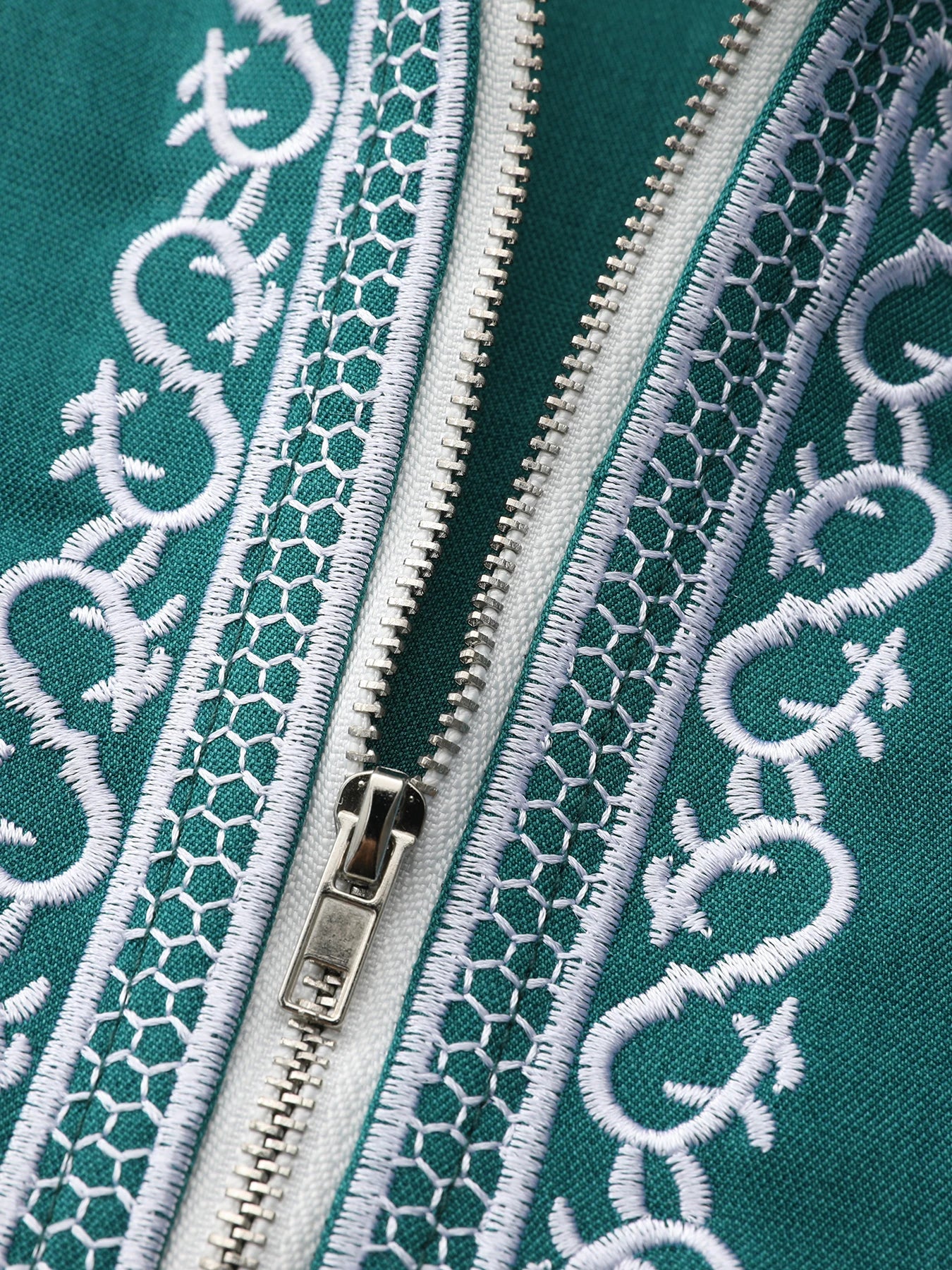 Kurzärmeliger, bestickter muslimischer Kapuzen-Thobe mit Brusttasche, lässiger arabischer Stil, traditionelle Gandoura-Gebetskleidung für Herren