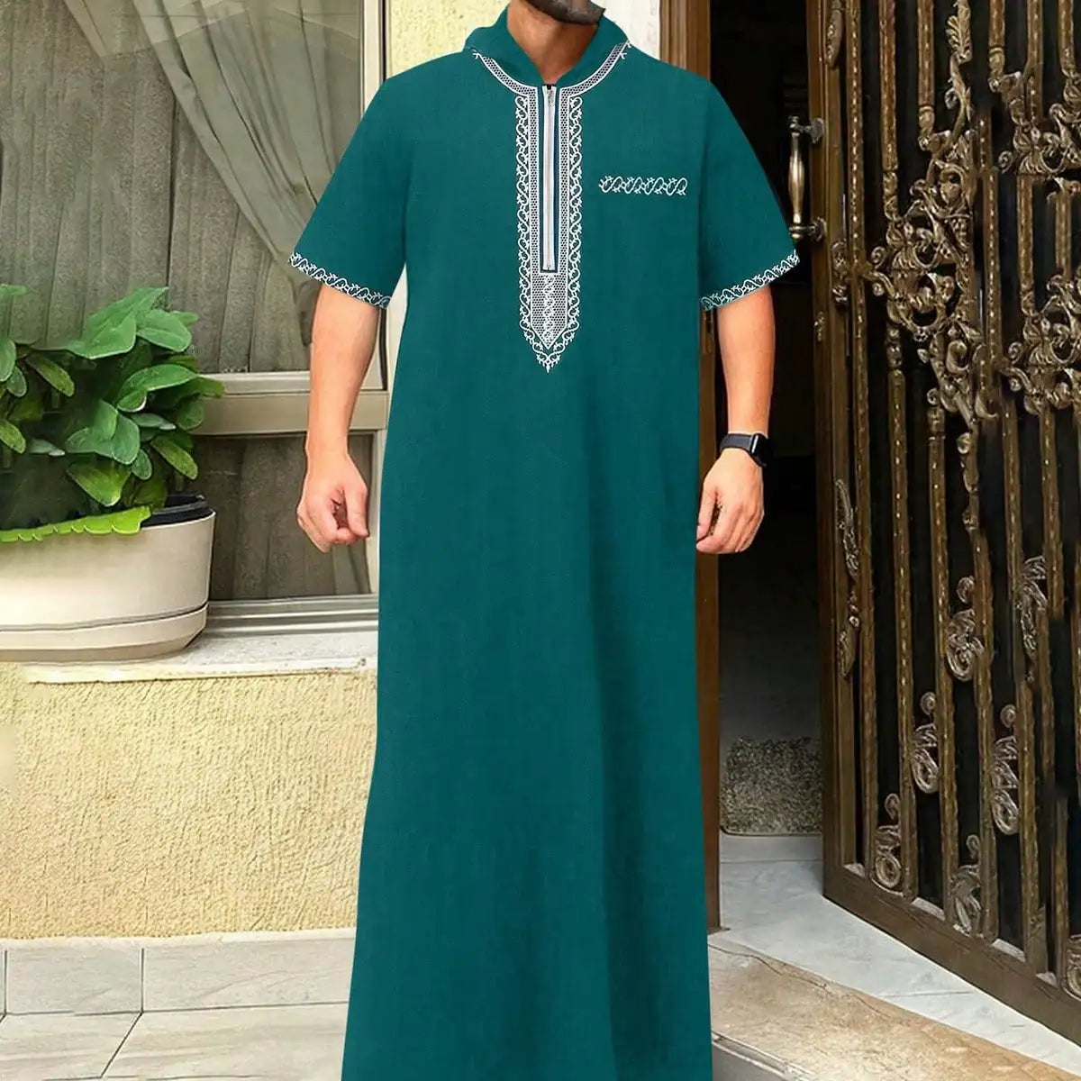 Kurzärmeliger, bestickter muslimischer Kapuzen-Thobe mit Brusttasche, lässiger arabischer Stil, traditionelle Gandoura-Gebetskleidung für Herren
