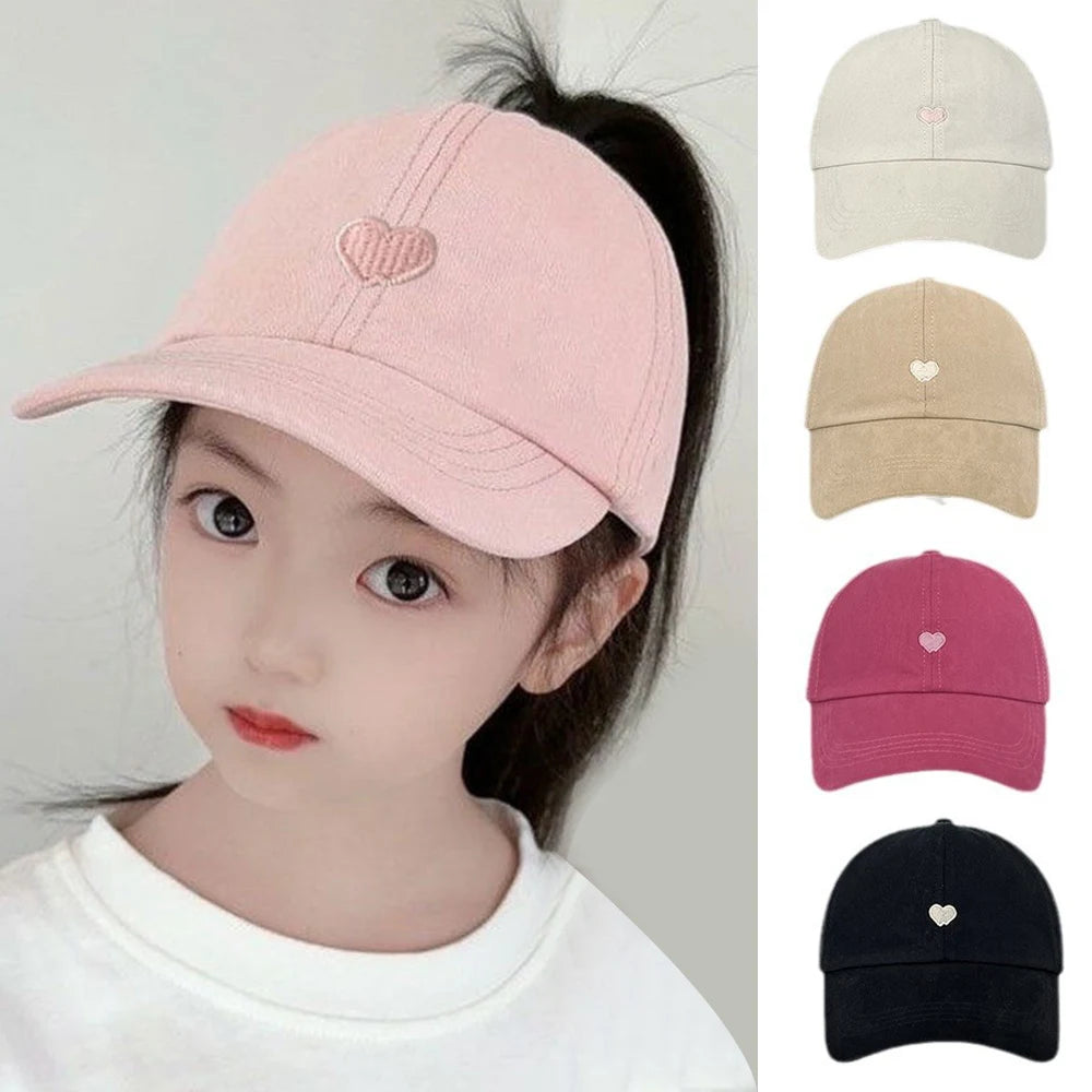 Casquettes de Baseball pour Enfants Garçons Filles Chapeau de Soleil Cœur Creux Amour Chapeaux à Queue de Cheval Haute Casquettes de Baseball Réglables pour Enfants de 4 à 12 Ans