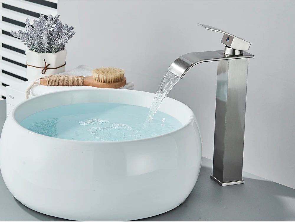 Robinet de Lavabo Doré Brossé, Élégant Robinet Cascade pour Salle de Bain, Mitigeur Monocommande en Laiton à Fixation sur Plan