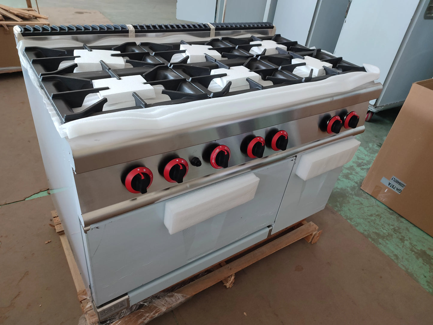 Cuisinière à gaz professionnelle avec four et grill 4 feux avec four