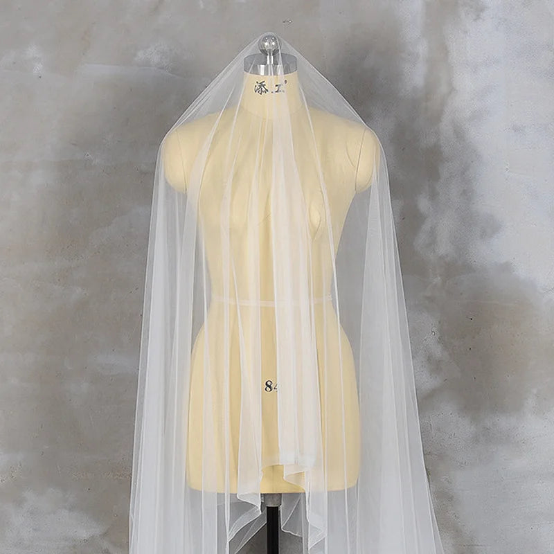 Le tissu en tulle à mailles fines micro-élastiques haute résistance de 160 cm de large est utilisé pour coudre les dessous de robes de soirée et de robes de mariée.