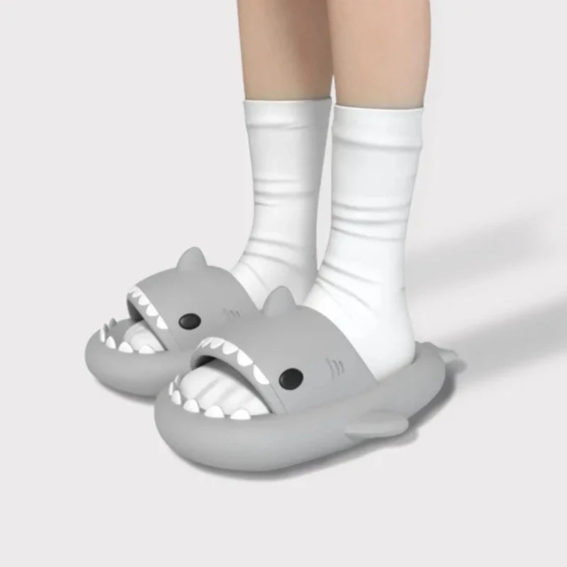 Chaussons de requin pour femmes adultes enfants salle de bain antidérapants EVA sandales d'extérieur pour hommes tongs de plage couples sandales à semelles épaisses