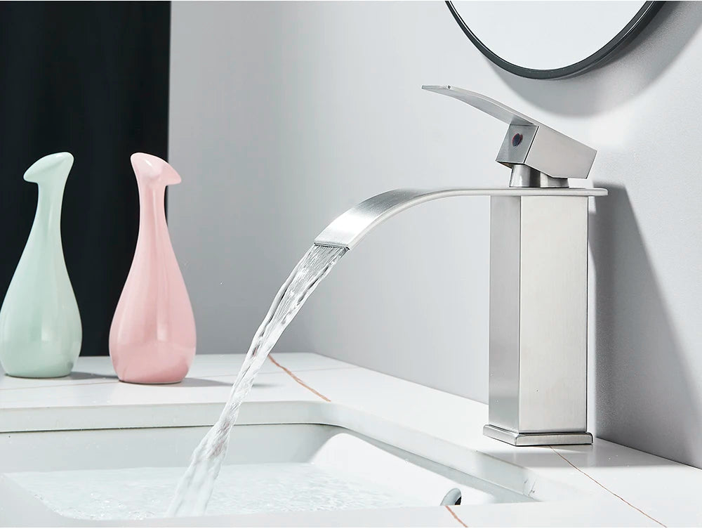 Robinet de Lavabo Doré Brossé, Élégant Robinet Cascade pour Salle de Bain, Mitigeur Monocommande en Laiton à Fixation sur Plan