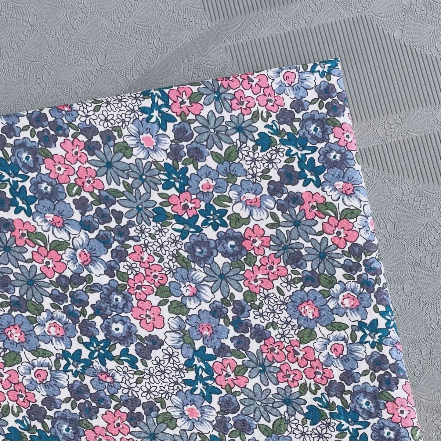Betsy Floral 100% Baumwoll-Popeline-Stoff 40S, Liberty-ähnlich, digital bedruckt für Nähen von Kleidung, Kleid, Rock, Kinder, Designer