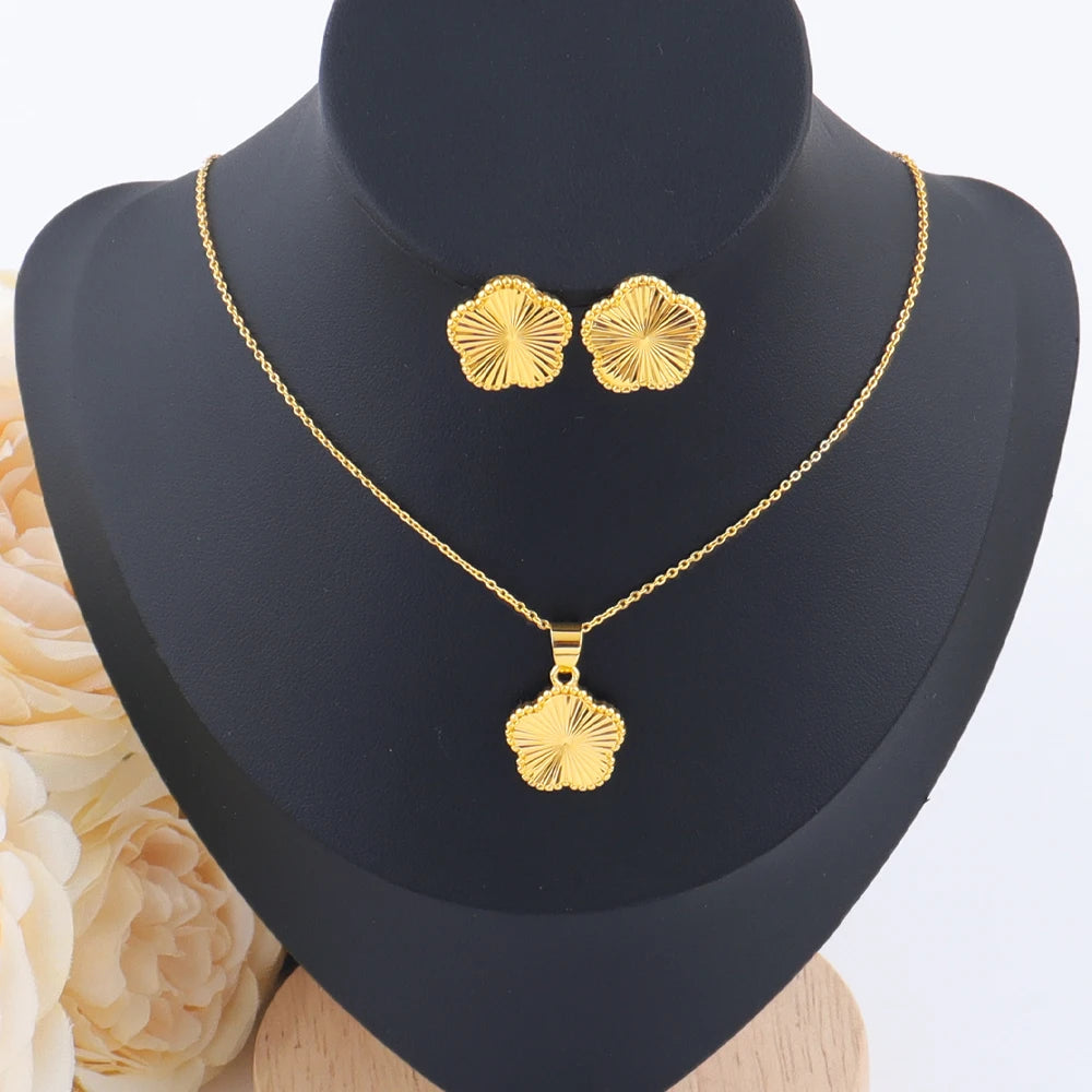 Parure Collier Ras du Cou Pendentif Boucles d'Oreilles Acier Inoxydable Couleur Dorée avec Fleurs pour Femme Bijoux et Accessoires de Mode Féminins