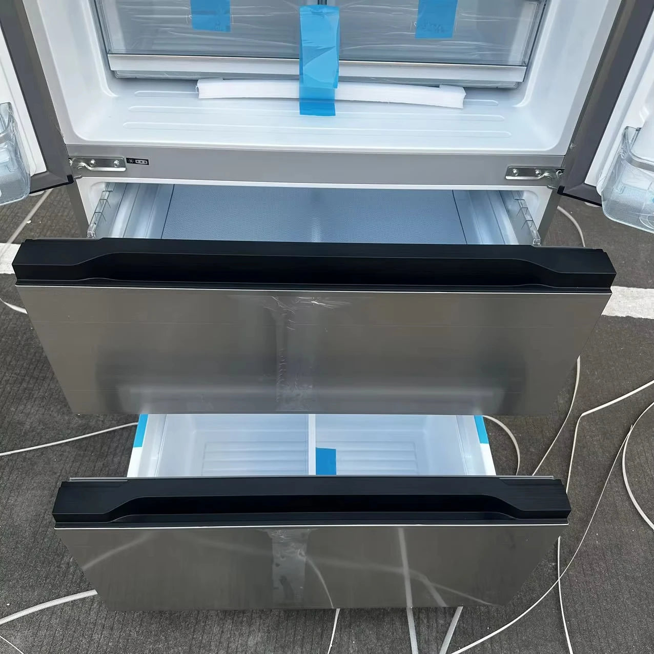 Réfrigérateur et congélateur 4 portes à battants français Smart 628L 2025 - Appareil côte-à-côte intelligent avec distributeur de glaçons