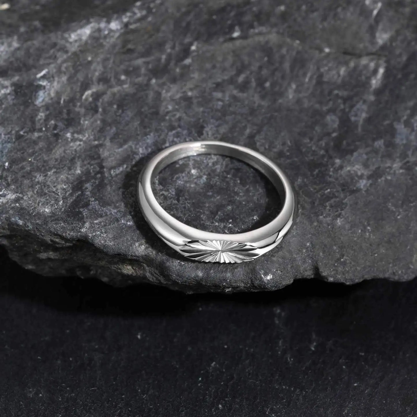 Vnox versilberter Edelstahlring für Herren, Ringe mit Blumenmuster und elliptischer Oberfläche 4 x 9,2 mm, minimalistischer Ring, modische Geschenke