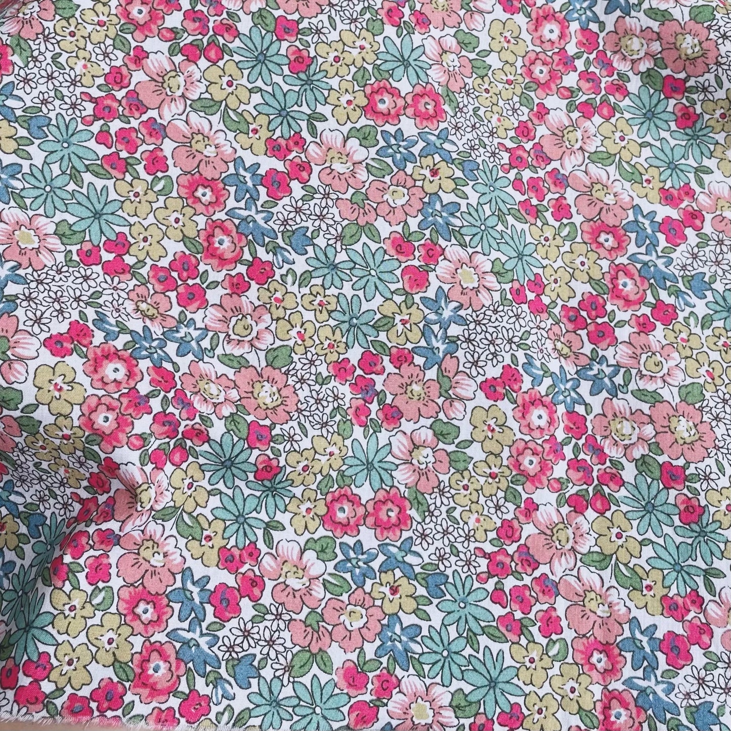 Betsy Floral 100% Baumwoll-Popeline-Stoff 40S, Liberty-ähnlich, digital bedruckt für Nähen von Kleidung, Kleid, Rock, Kinder, Designer