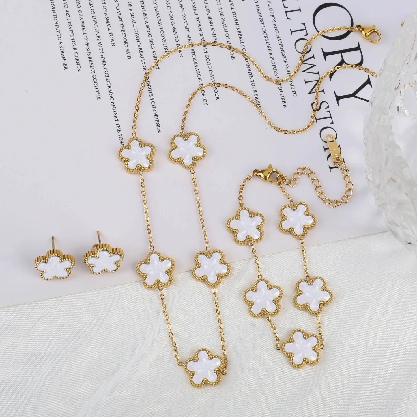Heiße Schmuckverkäufe Edelstahl Fünfblumen-Halskette Armband Ohrringe Set Damenschmuck mit hohem Anspruch Kleeblatt Schmuck Party