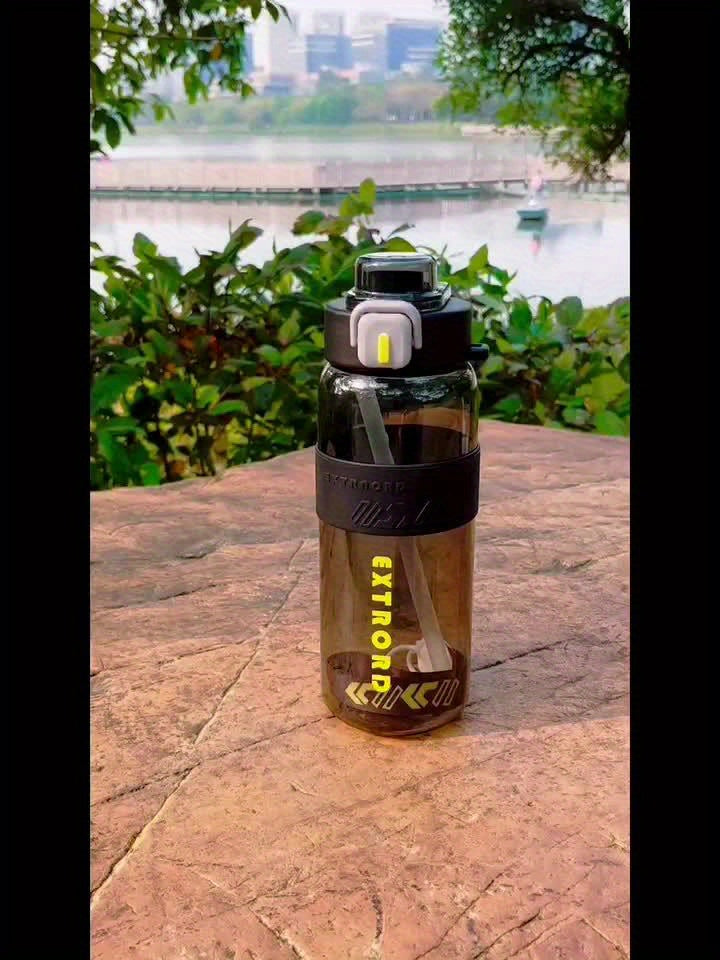 Bouteille d'eau en plastique à paille double et grande capacité pour l'extérieur, adaptée au sport, au fitness, aux étudiants, aux voyages, aux festivals et aux fêtes, facile à transporter.